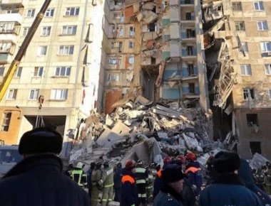 Αυξάνονται οι νεκροί από την κατάρρευση της πολυκατοικίας στα Ουράλια